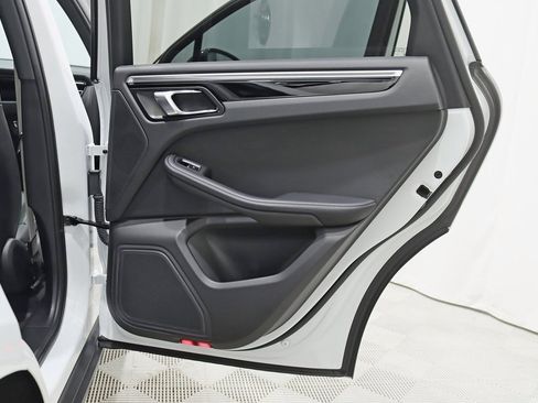 Used 2023 Porsche Macan Turbo image 35