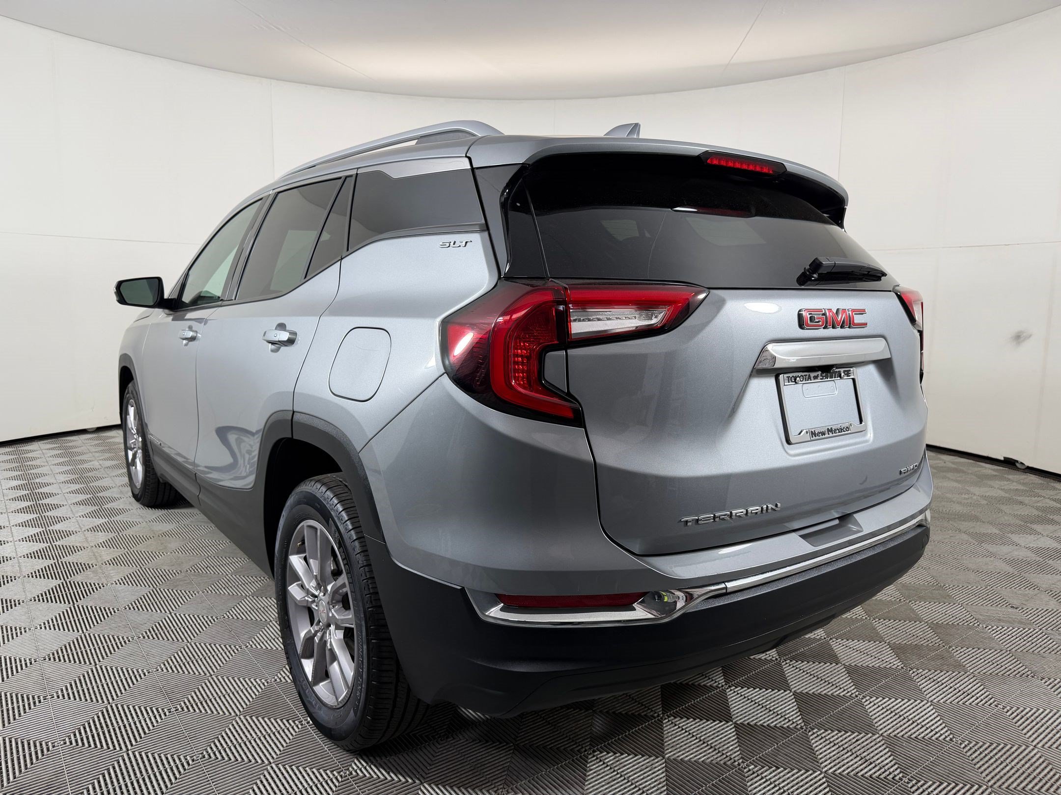 Used 2024 GMC Terrain SLT AWD/4WD image 45
