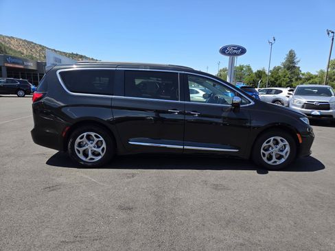 Used 2023 Chrysler Pacifica Limited FWD image 4