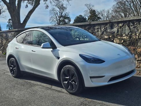 Used 2025 Tesla Model Y Long Range image 11