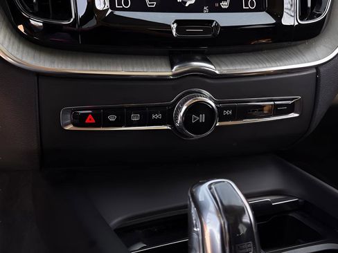 Used 2018 Volvo XC60 T8 Inscription w/ Advanced Package image 14