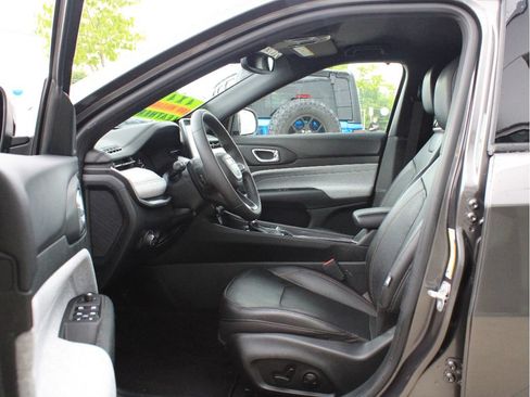 Used 2023 Jeep Compass Latitude AWD/4WD image 11