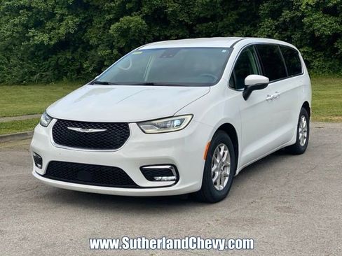 Used 2023 Chrysler Pacifica Touring-L FWD image 3