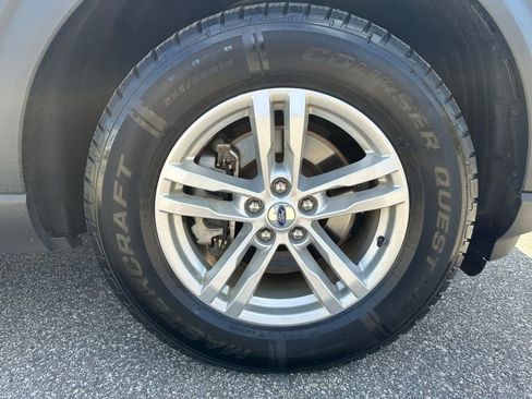 Used 2023 Ford Explorer XLT AWD/4WD image 32