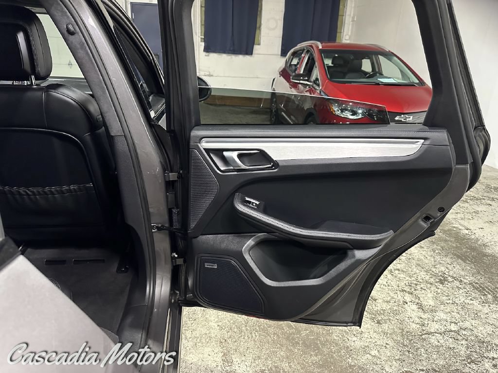 Used 2016 Porsche Macan Turbo AWD/4WD image 23