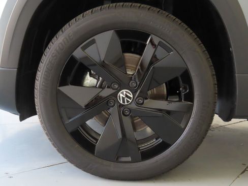 New 2026 Volkswagen Taos SE FWD image 27