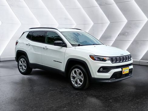 Used 2024 Jeep Compass Latitude AWD/4WD image 8