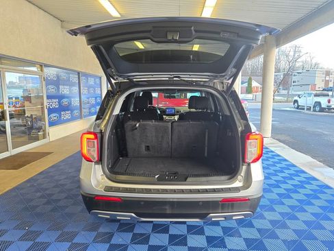 Used 2022 Ford Explorer XLT w/ Equipment Group 202A image 9