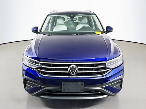 Used 2022 Volkswagen Tiguan SE w/ Panoramic Sunroof Package image 2