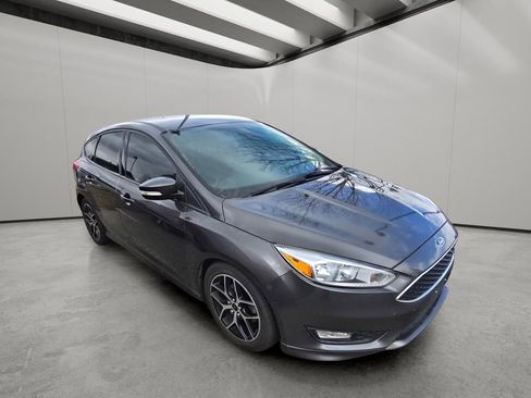 Used 2016 Ford Focus SE w/ SE Sport Package image 12