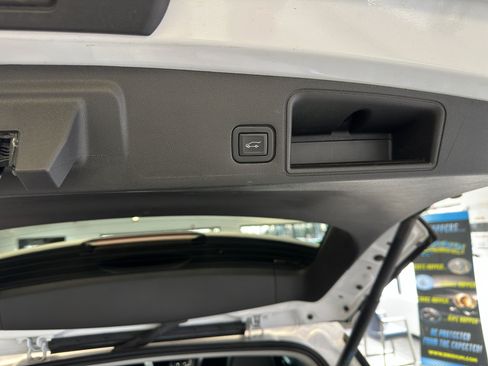 Used 2024 GMC Terrain SLT image 11