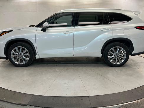 Used 2022 Toyota Highlander Limited FWD image 2