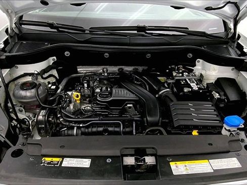 Certified 2022 Volkswagen Taos SE w/ Panoramic Sunroof Package image 9