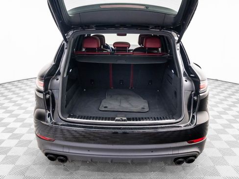 Certified 2023 Porsche Cayenne Platinum Edition image 31