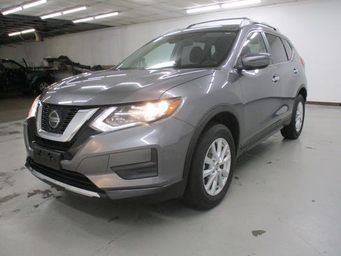 Used 2020 Nissan Rogue SV image 3