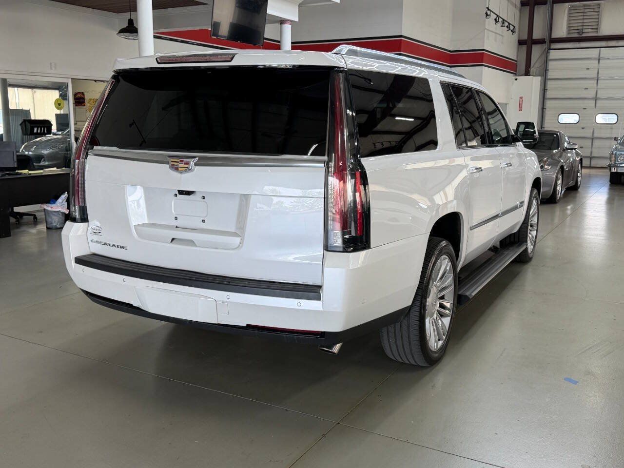Used 2017 Cadillac Escalade ESV Platinum AWD/4WD image 2