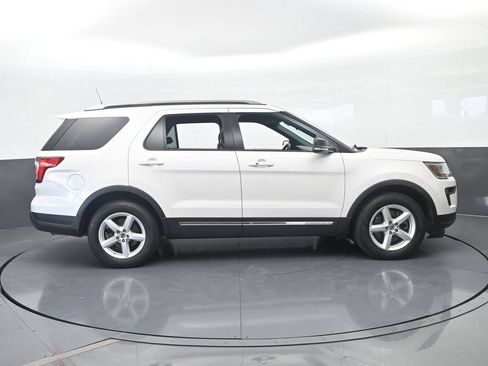 Used 2018 Ford Explorer XLT w/ Equipment Group 202A FWD image 7