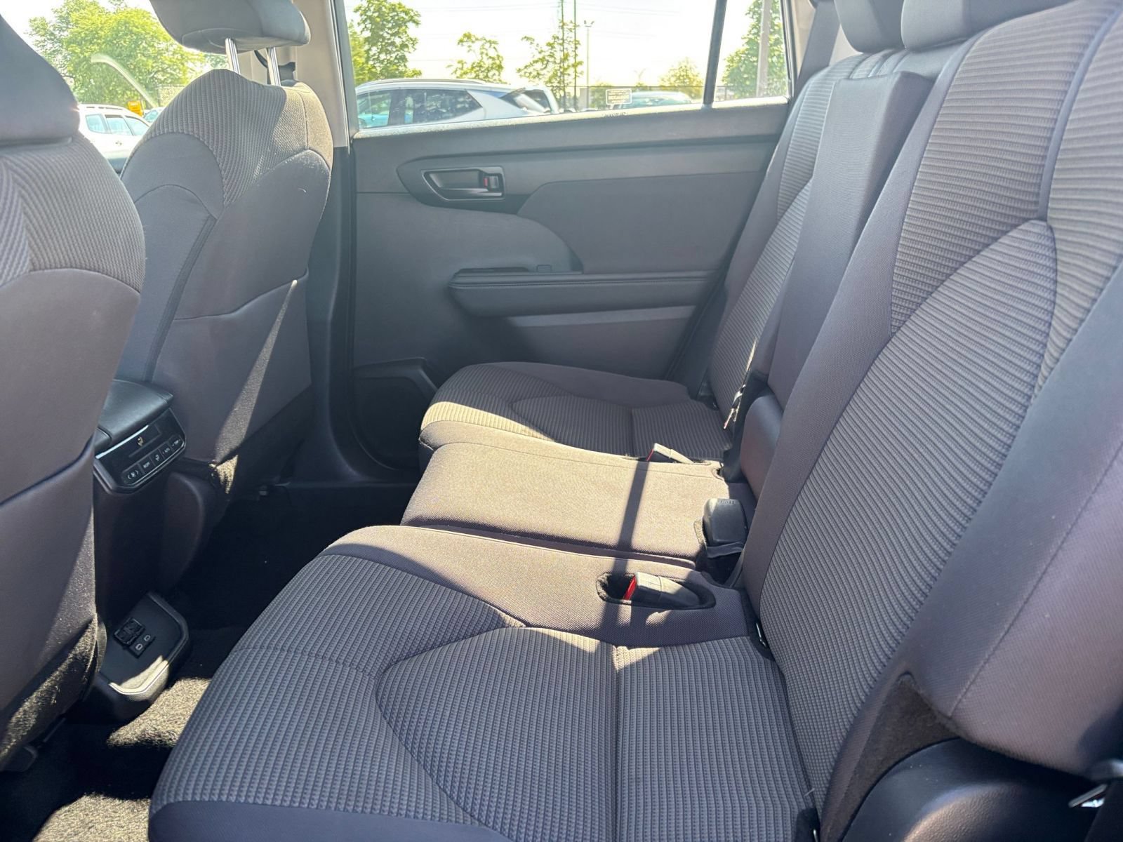 Used 2025 Toyota Highlander LE FWD image 26