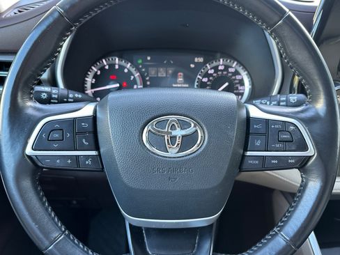 Used 2022 Toyota Highlander XLE AWD/4WD image 10