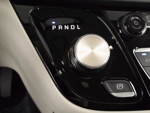 Used 2023 Chrysler Pacifica Touring-L image 20