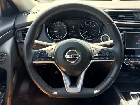 Used 2018 Nissan Rogue SV AWD/4WD image 16