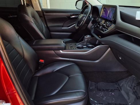 Used 2023 Toyota Highlander XLE FWD image 23