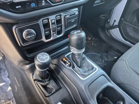 Used 2024 Jeep Wrangler Unlimited Sahara AWD/4WD image 10