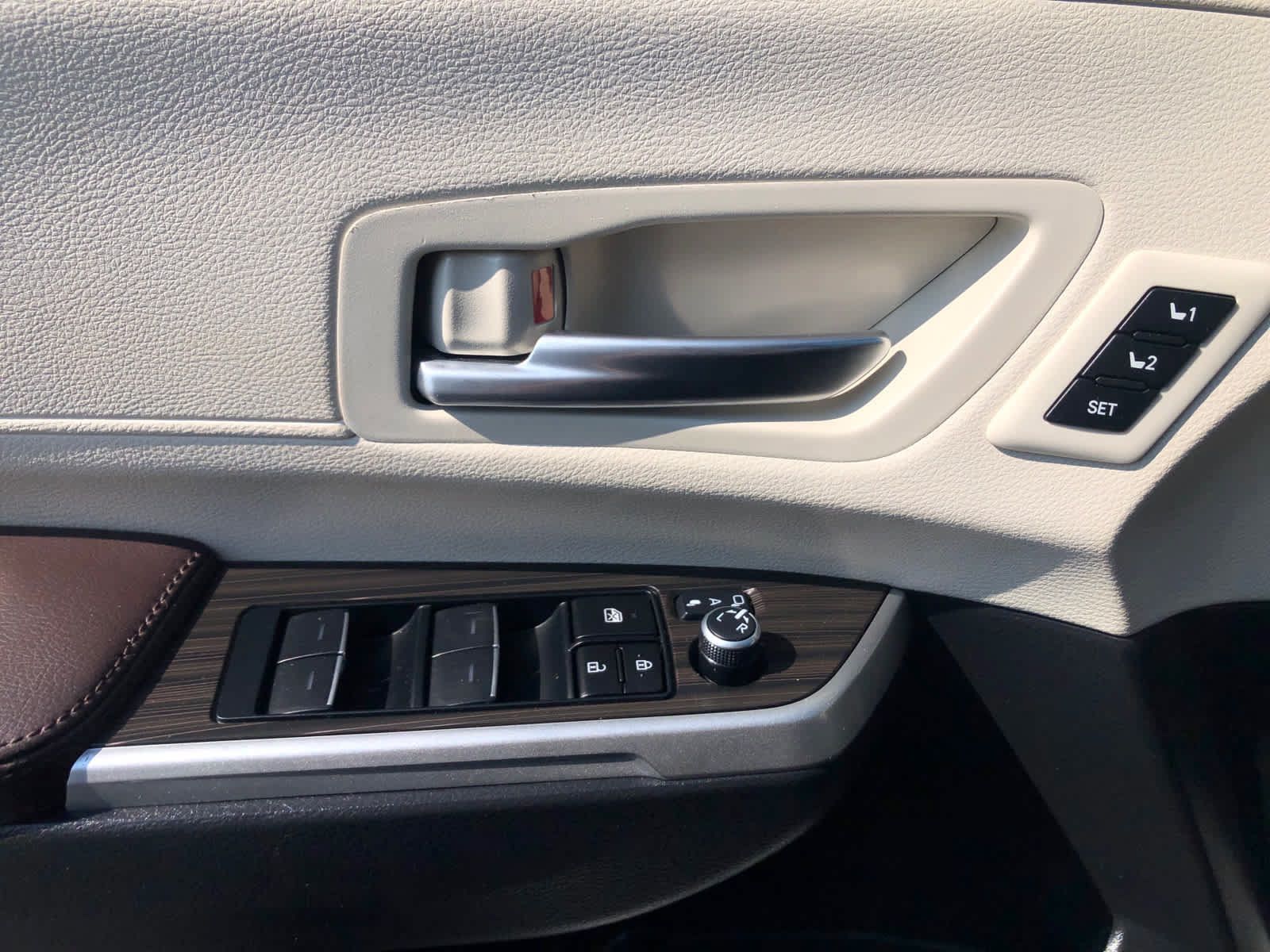 Used 2024 Toyota Sienna Platinum FWD image 21