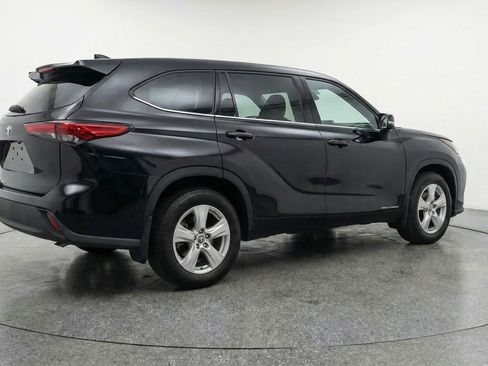 Used 2025 Toyota Highlander LE FWD image 9