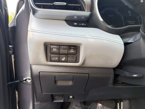 Used 2023 Toyota Highlander Limited AWD/4WD image 28