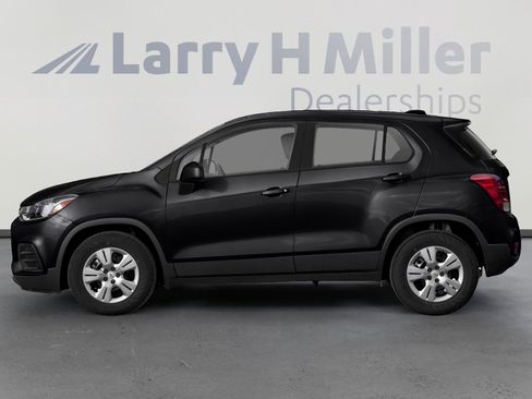 Used 2018 Chevrolet Trax LS w/ LPO, Cargo Package FWD image 3