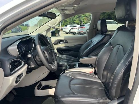 Used 2023 Chrysler Pacifica Touring-L FWD image 7
