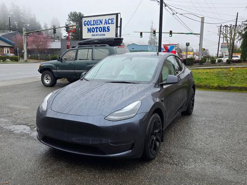Used 2024 Tesla Model Y Long Range image 1