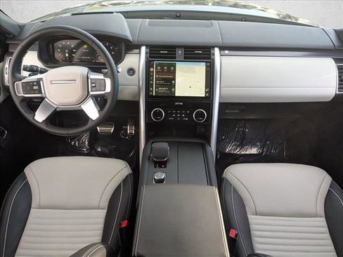 Used 2024 Land Rover Discovery Metropolitan Edition image 19