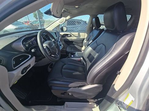 Used 2024 Chrysler Pacifica Touring-L FWD image 11