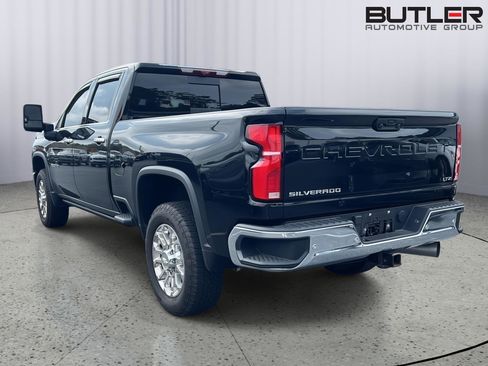 Used 2025 Chevrolet Silverado 2500 LTZ w/ LTZ Convenience Package AWD/4WD image 2