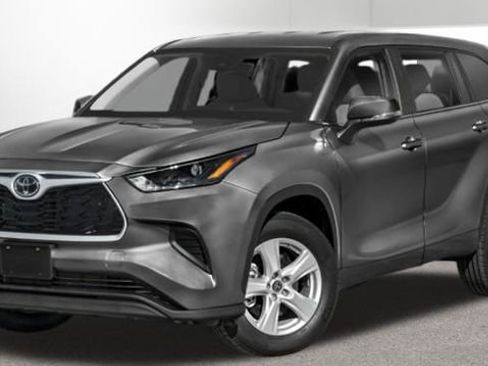 Used 2024 Toyota Highlander LE image 2