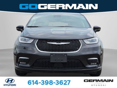 Used 2023 Chrysler Pacifica Touring-L FWD image 2