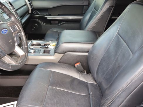 Used 2018 Ford Expedition XLT image 18
