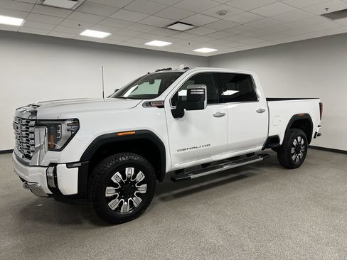 Used 2024 GMC Sierra 3500 Denali image 6
