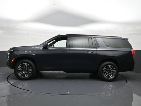 Used 2025 Chevrolet Suburban Z71 AWD/4WD image 2