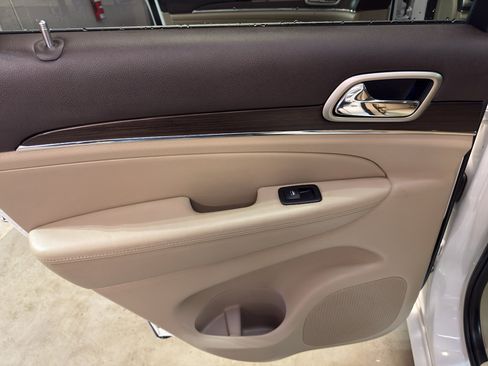 Used 2017 Jeep Grand Cherokee Overland image 29