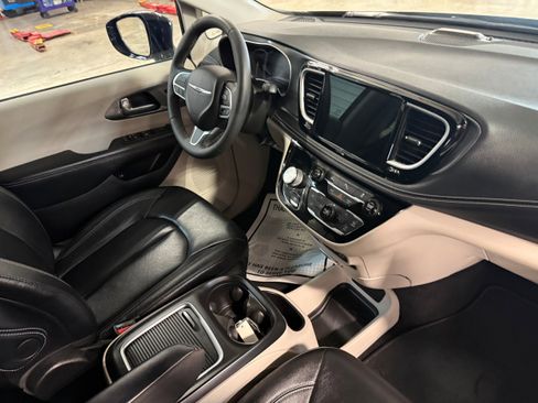 Used 2022 Chrysler Pacifica Touring-L image 15