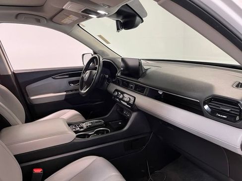 Used 2024 Honda Pilot Touring image 11