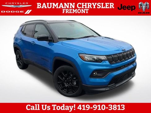Used 2022 Jeep Compass Latitude w/ Sun and Sound Group AWD/4WD image 1