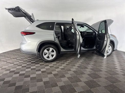 Used 2023 Toyota Highlander L image 14