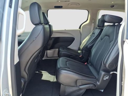 Used 2024 Chrysler Pacifica Touring-L image 7