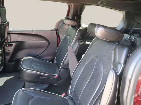 Used 2021 Chrysler Pacifica Limited w/ Uconnect Theater Family Group AWD/4WD image 16