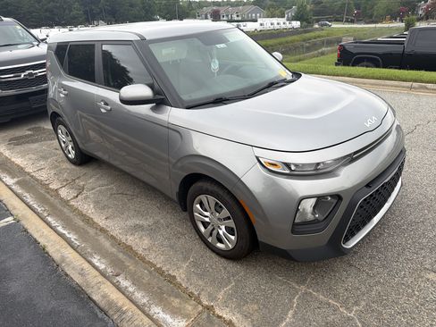 Used 2022 Kia Soul LX FWD image 2