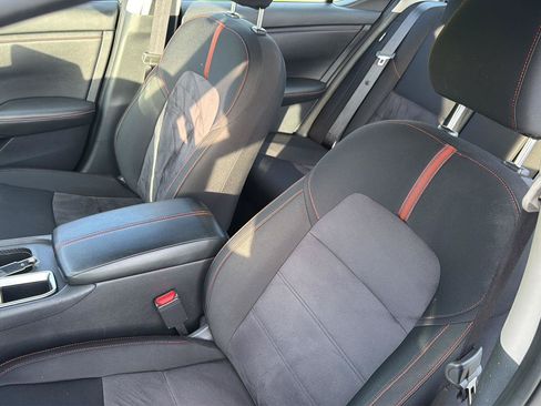 Used 2025 Nissan Sentra SR FWD image 29